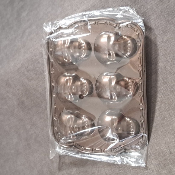 Unknown Brand Baking Tray 6 Mini Grinning Skulls NEW - Picture 4 of 5